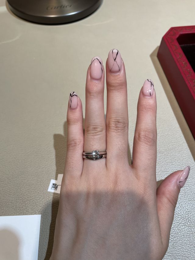 婚約指輪と結婚指輪を重ねています。