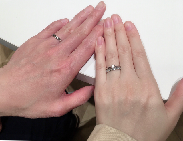 シンプルな婚約指輪と重ね付けするとピッタリです。
