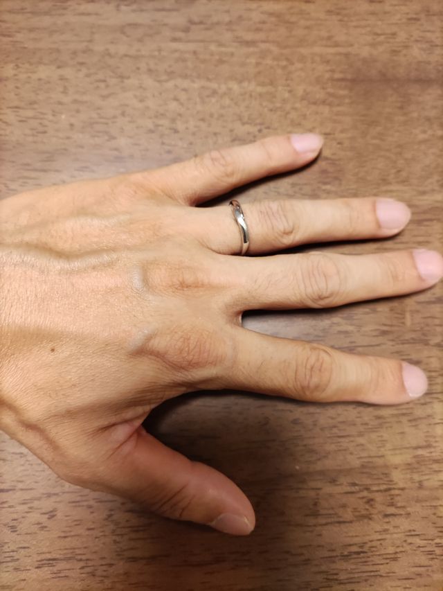 指の肌の色ともあっています。