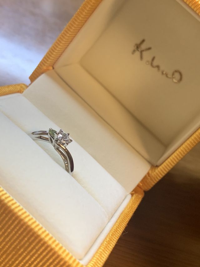 自分の誕生石、側面は波をイメージ。