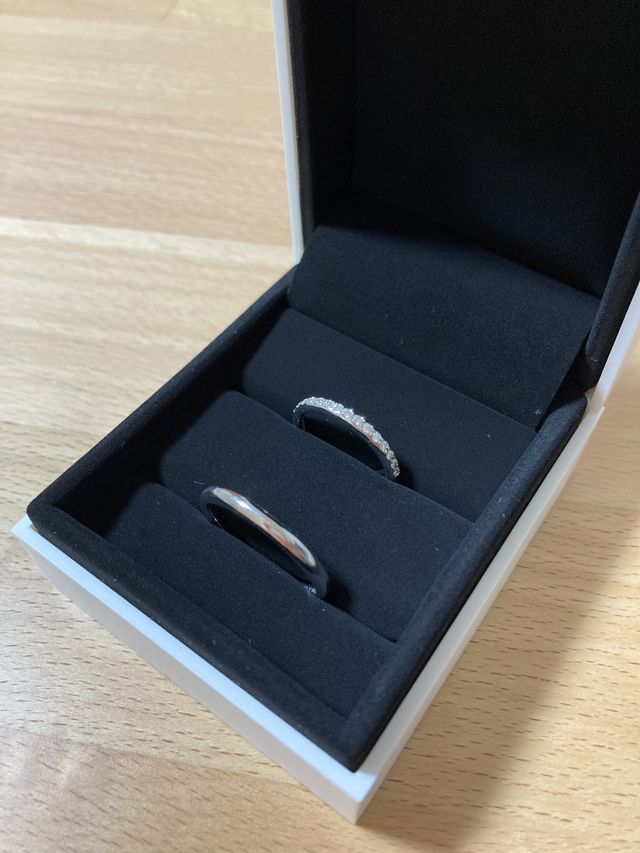 女性用はハーフエタニティ、男性用は内側にダイアモンドが一石