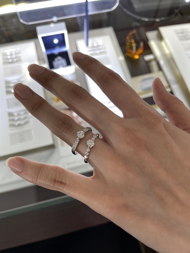 ２種類の枠とダイヤを試しにのせてみて試着をしました。