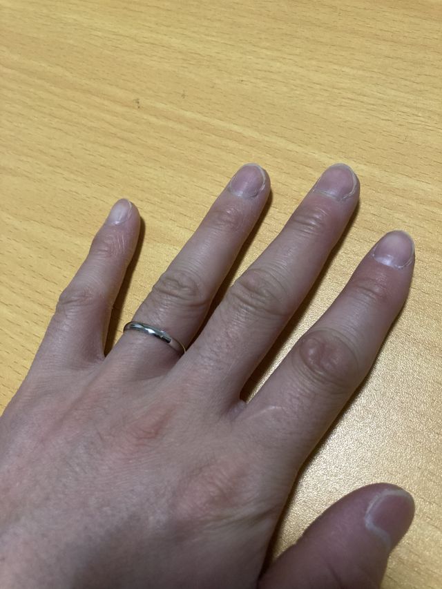 シンプルなデザインで厚みも適度でした。丸みもあり滑らかです。