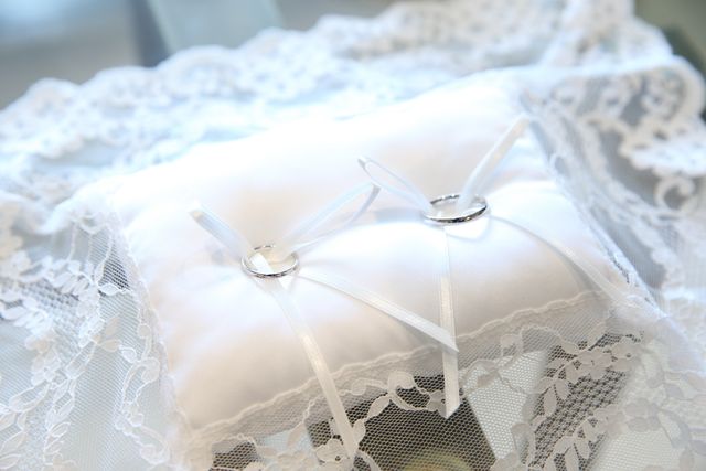 結婚式での写真です。リングピローは特典で付いてきました。