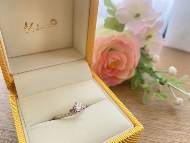 トパーズもさり気ない存在感でメインのダイヤを際立たせています