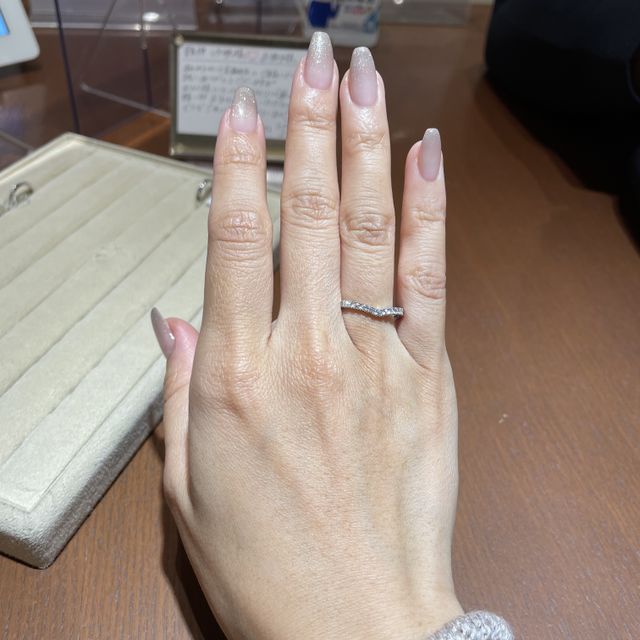 Vタイプの結婚指輪。