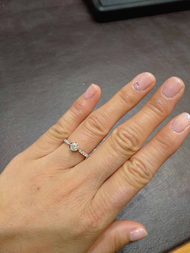 キラキラしている指輪を試着させて頂きました