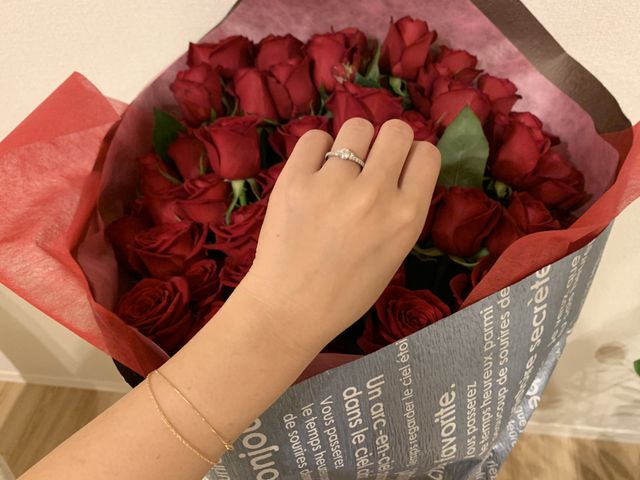 存在感があり、ダイヤの輝きもきれいでとても可愛いです。