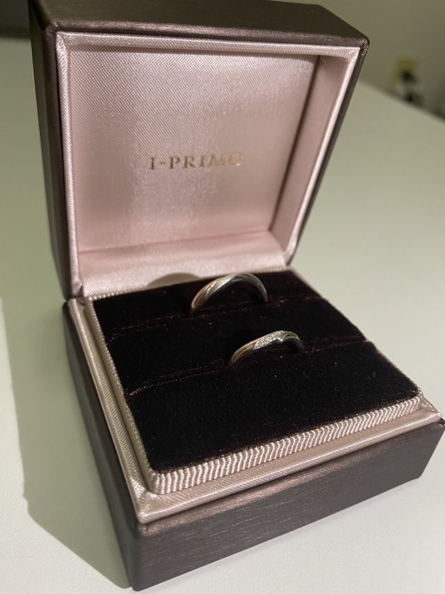 ボックスに入れた結婚指輪です。