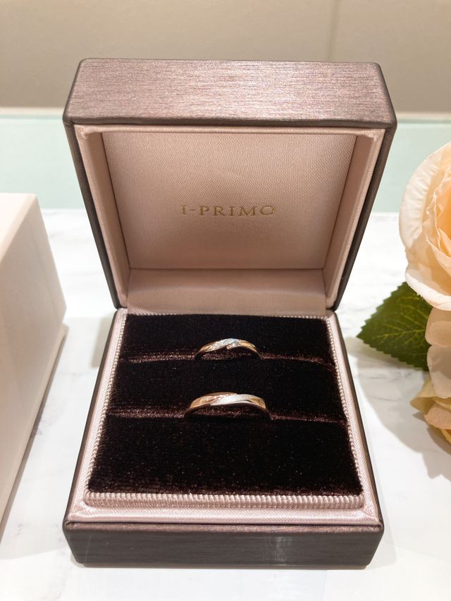 男性用はツヤ消し、女性用はダイヤが入ったタイプです。