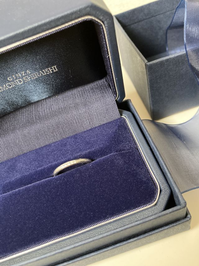 写真は私のリングのみ。ケースの深い青も落ち着いていて好み。