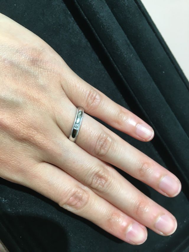 ダイヤモンドのがとても綺麗で高級感のある指輪です。