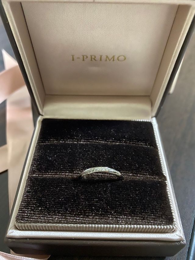 斜めにダイヤモンドがついてます！可愛いデザインです。