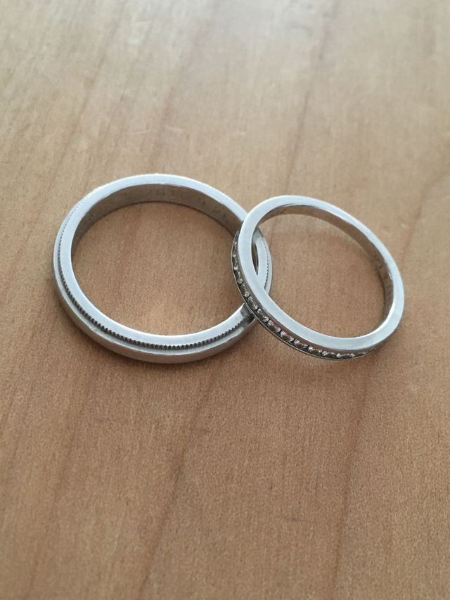 私のリングは半分ダイヤ入り、主人はデザインがあります。