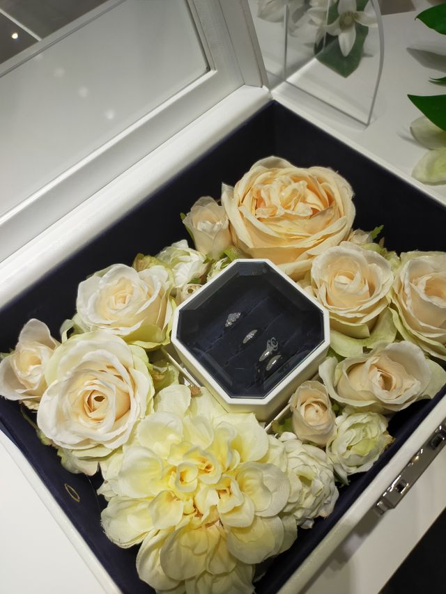 受取時、婚約指輪と一緒にジュエリーボックスに入れてくれました