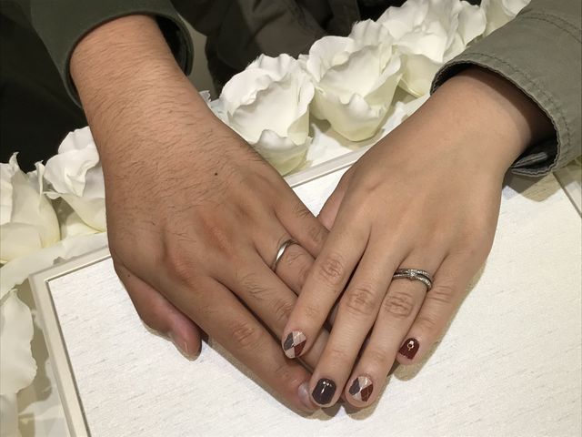 婚約指輪と結婚指輪はセットで着けるとさらに可愛くなります！