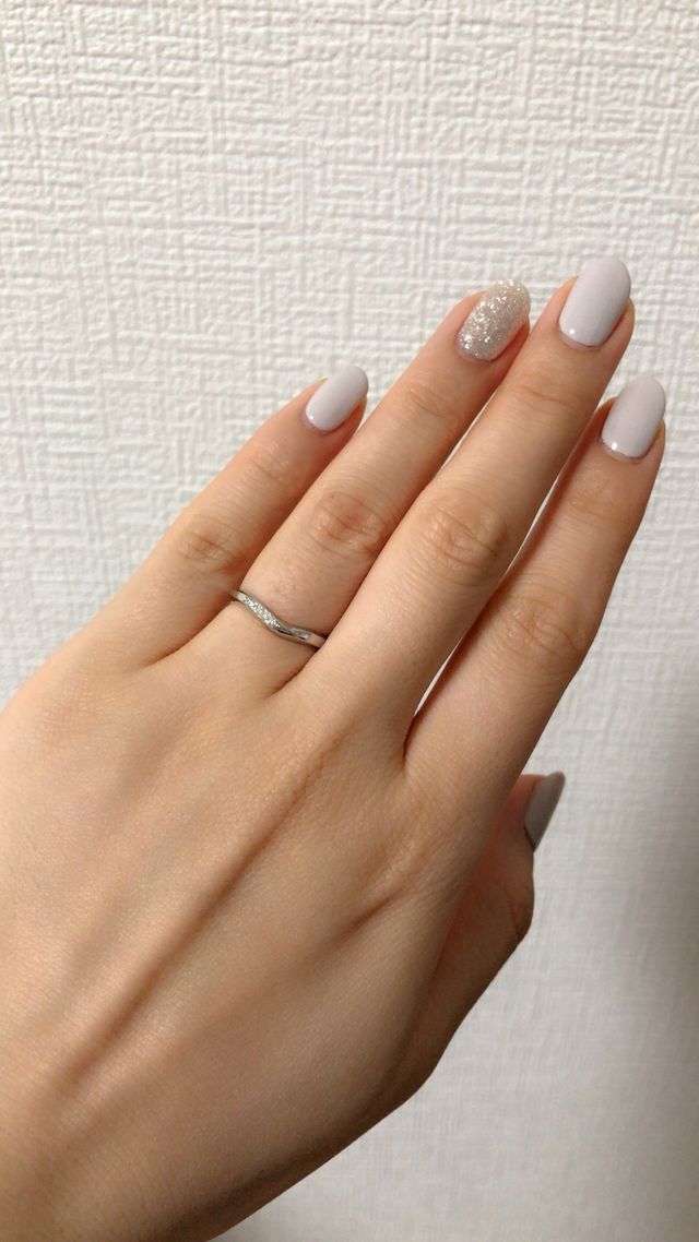 少しウェーブがかっているデザインなので指が長く見えます。