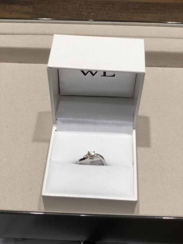 クラリティの高いダイヤと複数の小さなダイヤがポイントです。