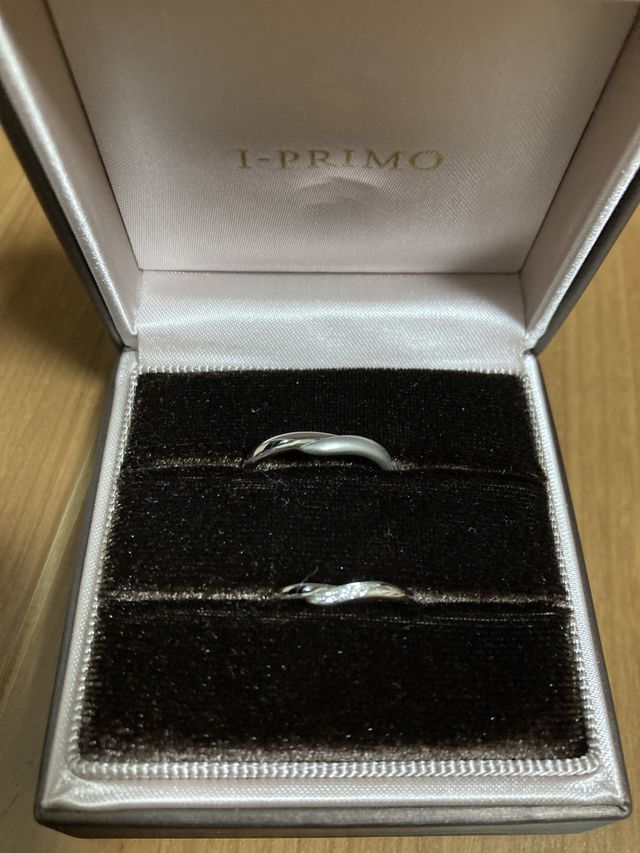 シンプルですが、Vデザインで手を繋いでいるイメージだそう！