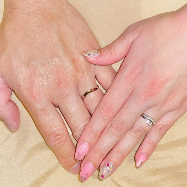 セットリングなので、重ねてつけた時もVのラインが綺麗です。