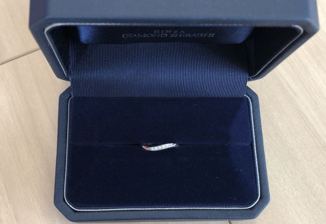 ウェーブデザインで、小さなダイヤが5つ埋め込まれています。