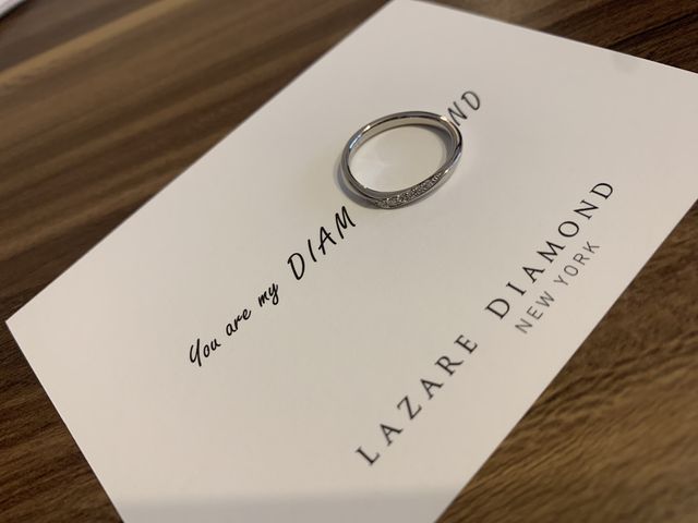 ショップカードの空欄に指輪を置くとOの字になって可愛いです。