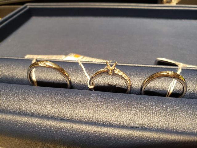 左から新郎結婚指輪、婚約指輪、新婦結婚指輪です。