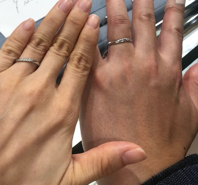 シンプルなストレート。メレダイヤがキレイです。