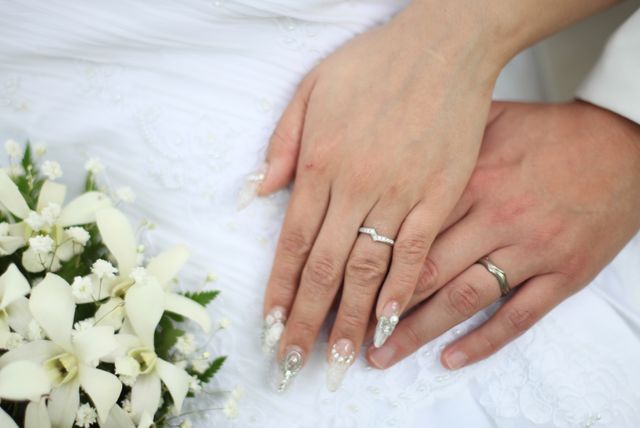 俄の綾と鯨という結婚指輪です。