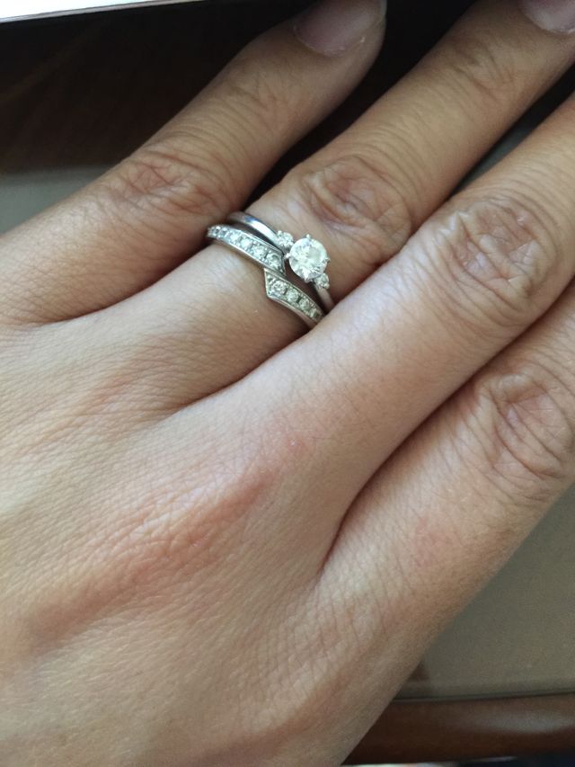 結婚指輪の上が婚約指輪です。