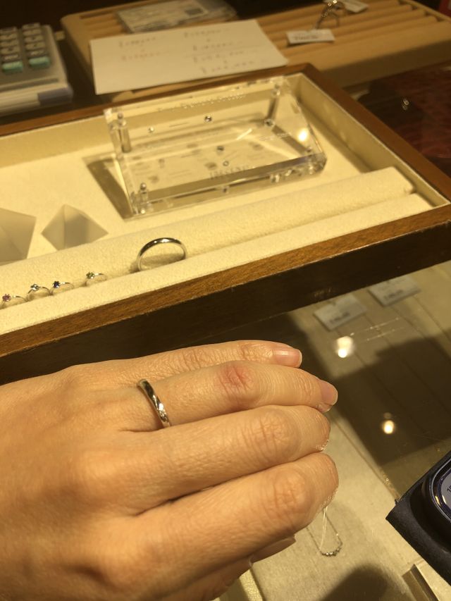 シンプルな一石ダイヤとツイストしたリング