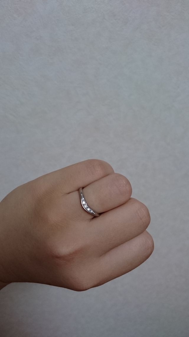 なるべく指が細く見えるように波をうったようなデザイン