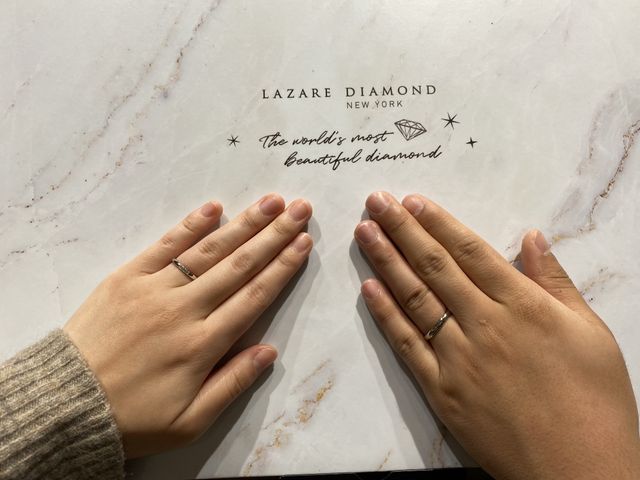 指輪を受け取りに行った日。
記念に写真を撮った。