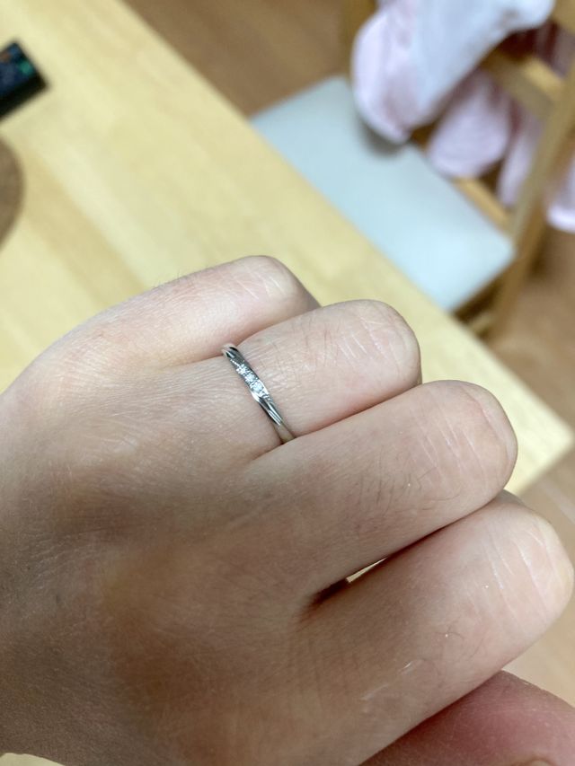 結婚指輪です。さりげなくダイヤが輝いてるのがポイントでした。
