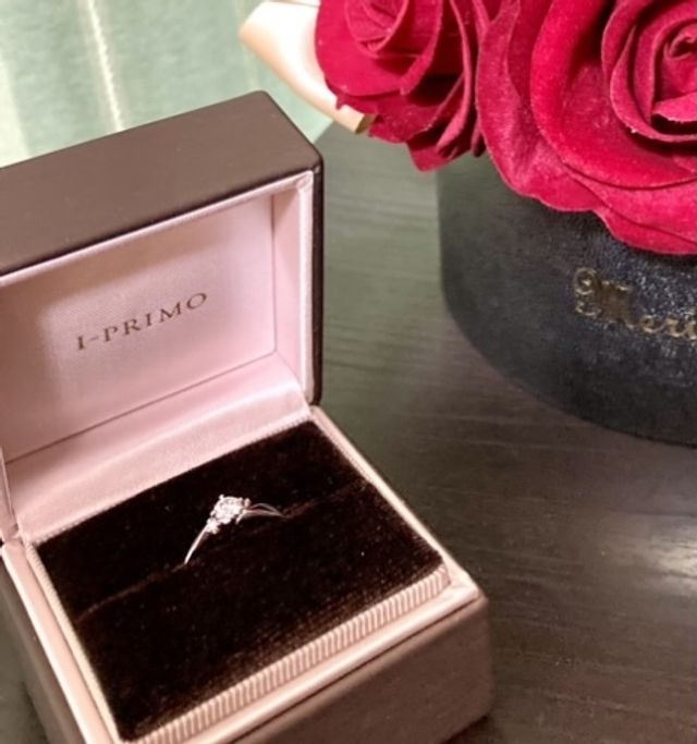 真ん中に大きなダイヤ、横二つに小さいダイヤがあります。