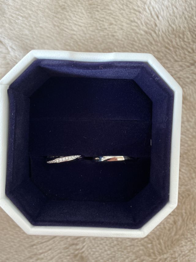 左が女性用　右が男性用です
少しウェーブがついたリングです