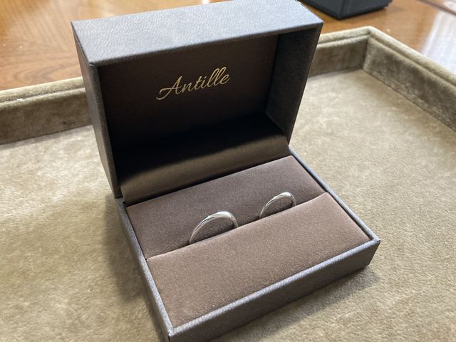 ねじれた感じのシンプルなデザインにしてもらいました。