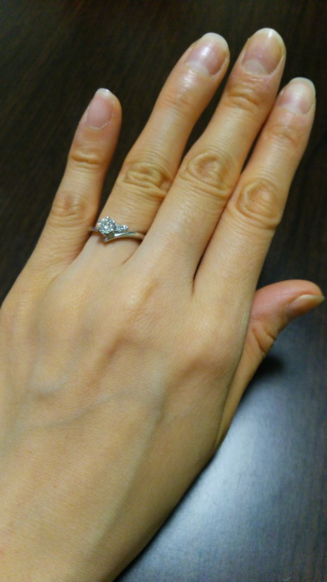 V字シェイプで指が細長く見えるデザインです。