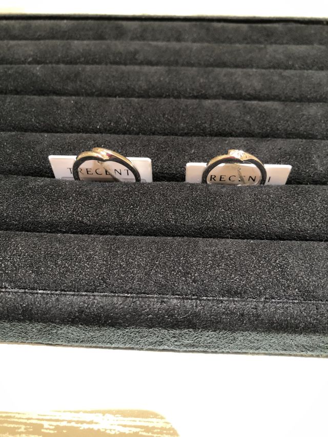 0.5カラットのダイアモンドが散りばめられているプラチナ。