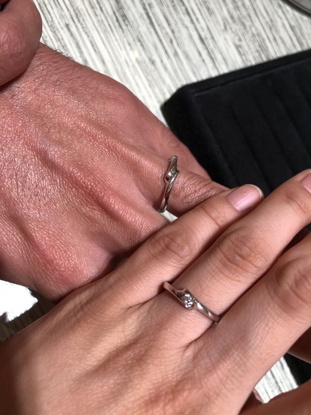 太めのリング。手を取り合っているようなデザイン。