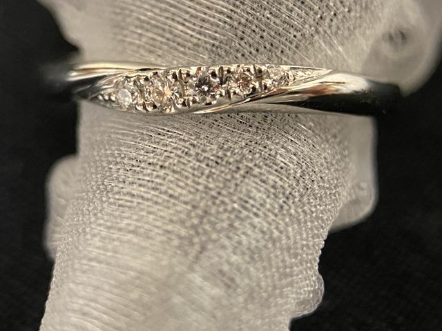 斜めに石がついていて、広い角度で輝いて見えます（新婦）