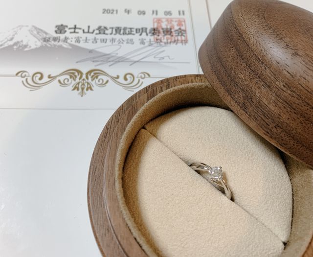 ころんとした木のケースもとてもかわいいです。