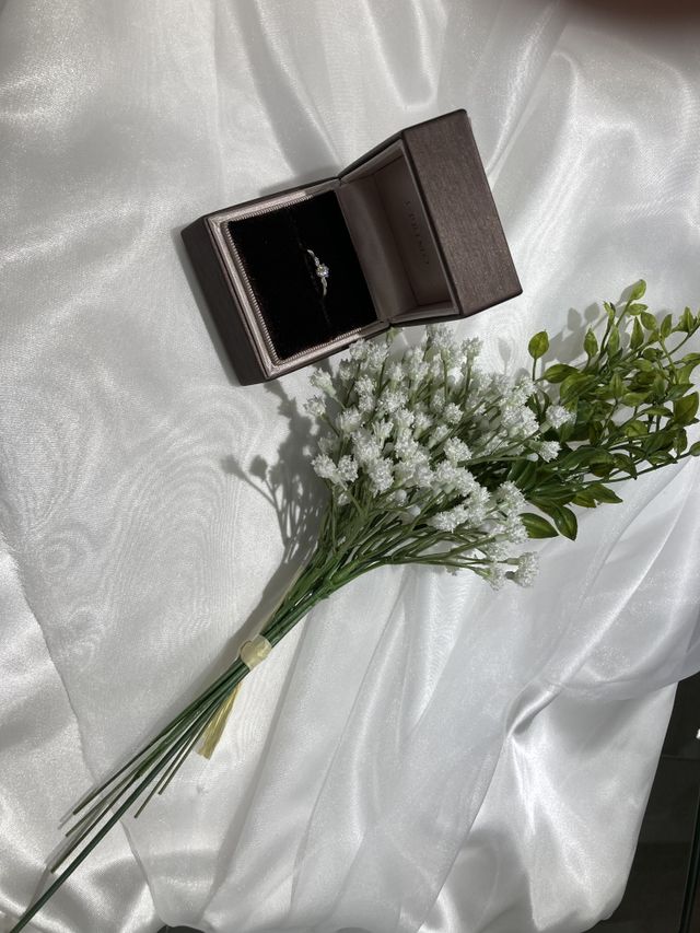 センターダイヤの両サイドに２つずつ小さなダイヤ