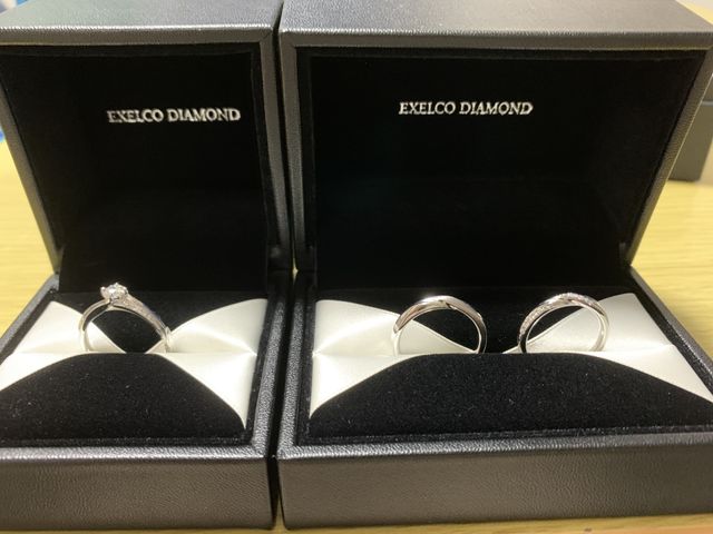 婚約指輪と結婚指輪です。
