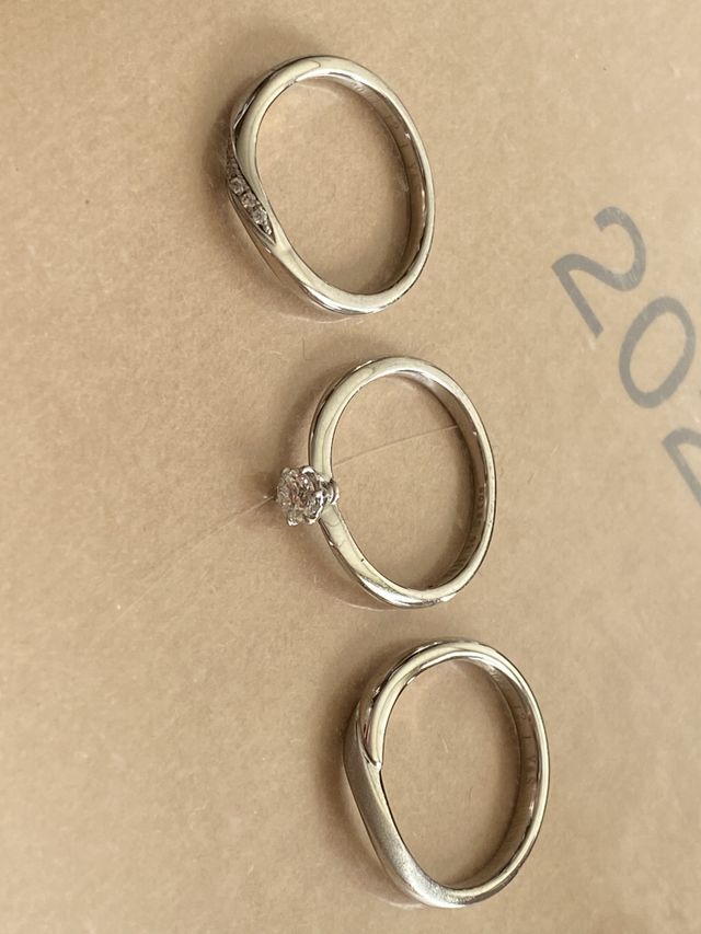 ネットで、デザインを調べて一目惚れして試着をしに行きました。