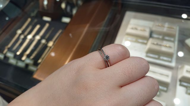 他ブランドとの重ねづけイメージ。試着したのは下の指輪です。