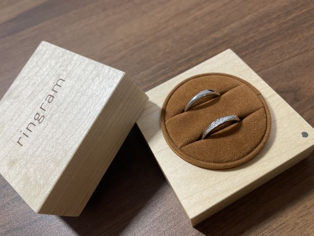 ペアのデザインの指輪で、女性用のみダイヤが入っています。