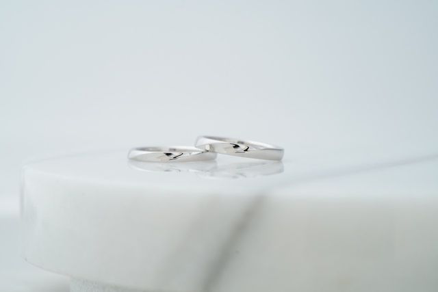 2人で手作りした結婚指輪を店舗で写真を撮ってもらいました。