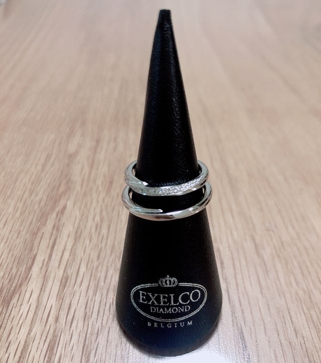 指がとても綺麗に見えるデザインです。