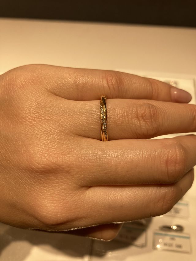 ゴールドにダイヤが入った指輪です
